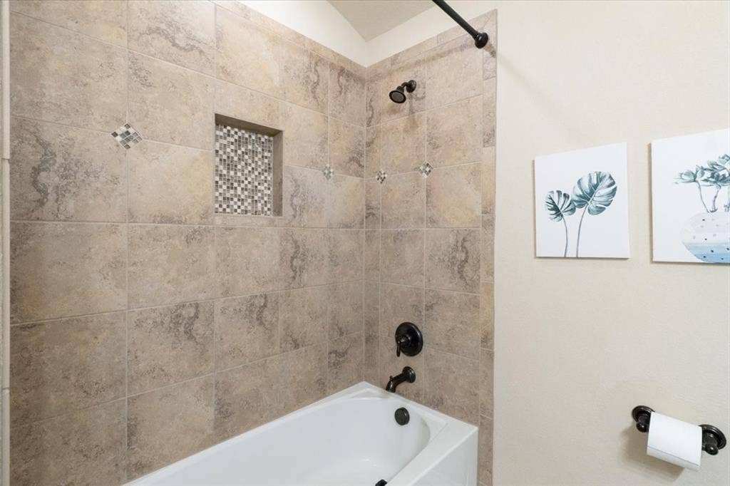 1713 Falling Star Drive, Fort Worth, TX 76052 Tub and shower combination with full-height tile surround