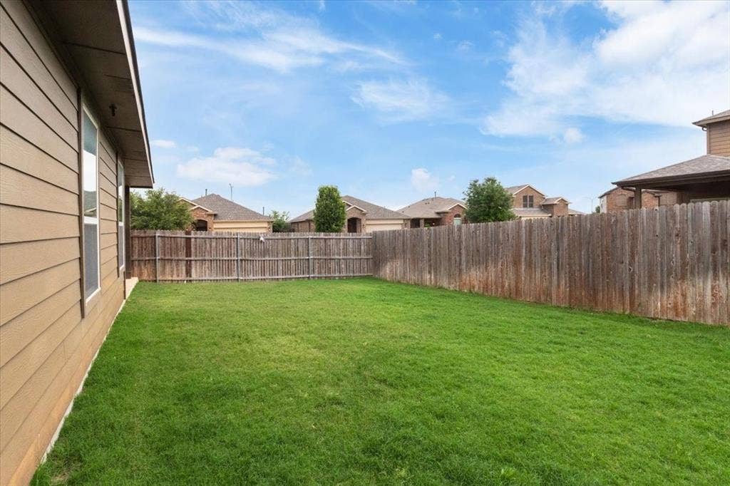 1713 Falling Star Drive, Fort Worth, TX 76052 Expansive fenced backyard featuring a substantial lawn