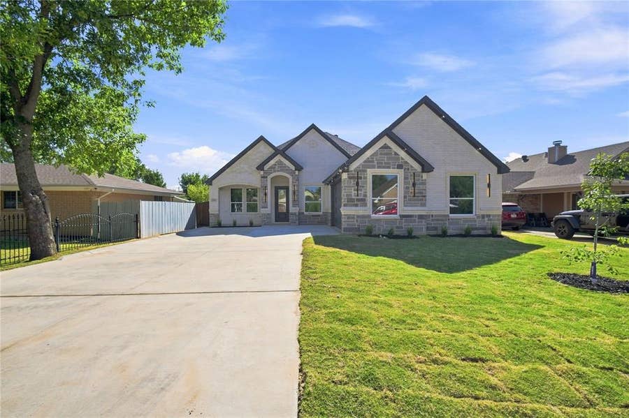 Property photo for 1606 Avenue C, Grand Prairie, TX