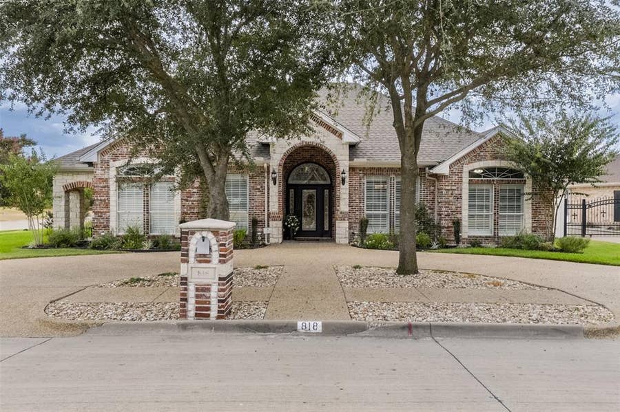 Property photo for 818 Amherst Drive, Waxahachie, TX