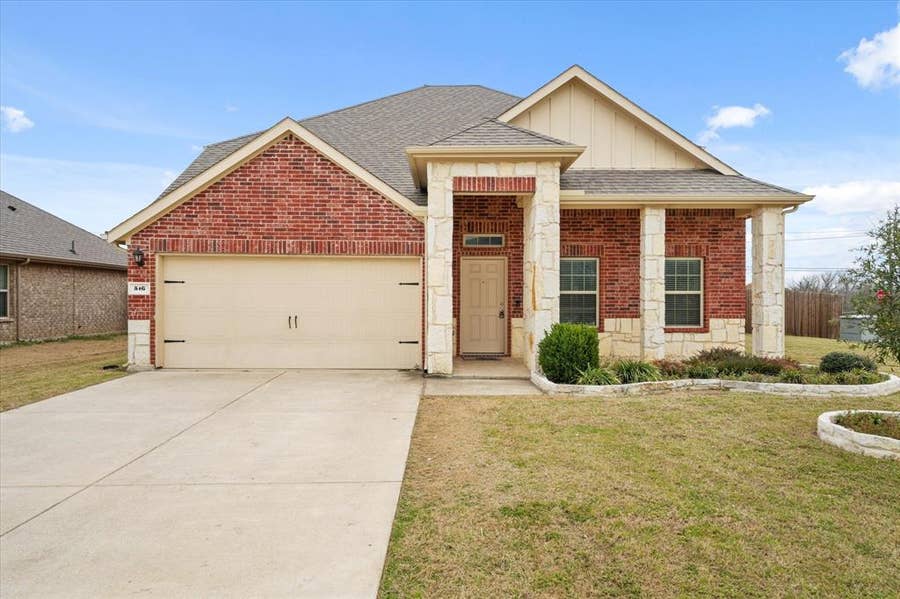 Property photo for 516 Clearlake Drive, Waxahachie, TX