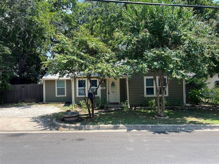 Property photo for 905 S Alamo Street, Weatherford, TX