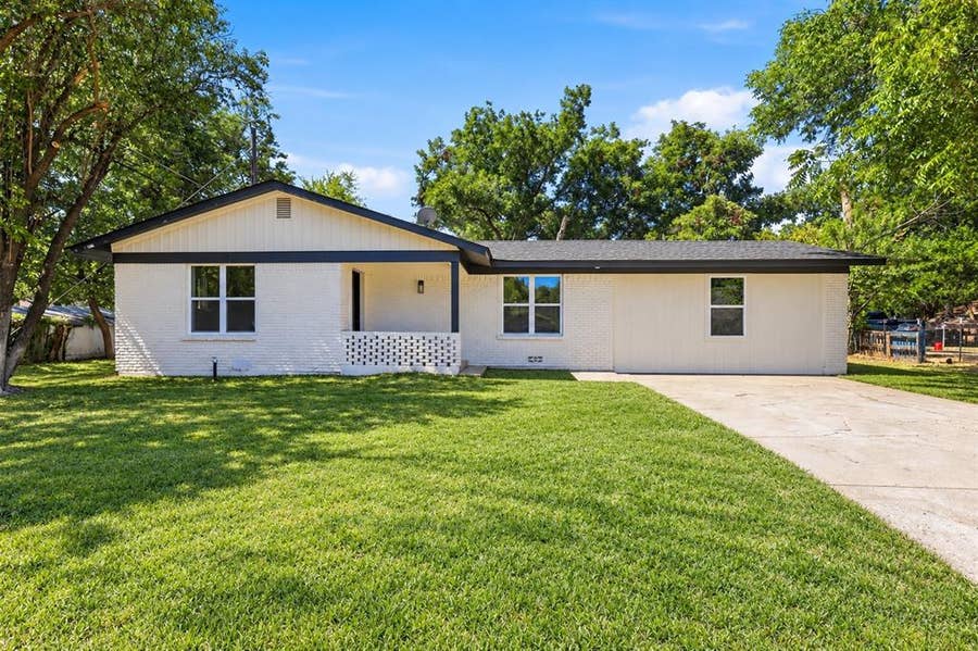 Property photo for 905 N Wood Street, Cleburne, TX