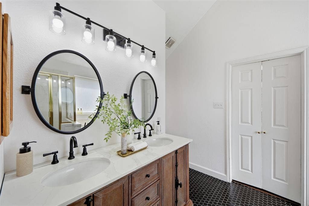 7117 Charleston Drive, Rowlett, TX 75089 7117 Charleston Drive, Rowlett, TX 75089