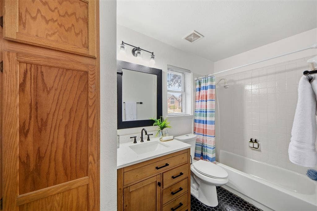 7117 Charleston Drive, Rowlett, TX 75089 7117 Charleston Drive, Rowlett, TX 75089