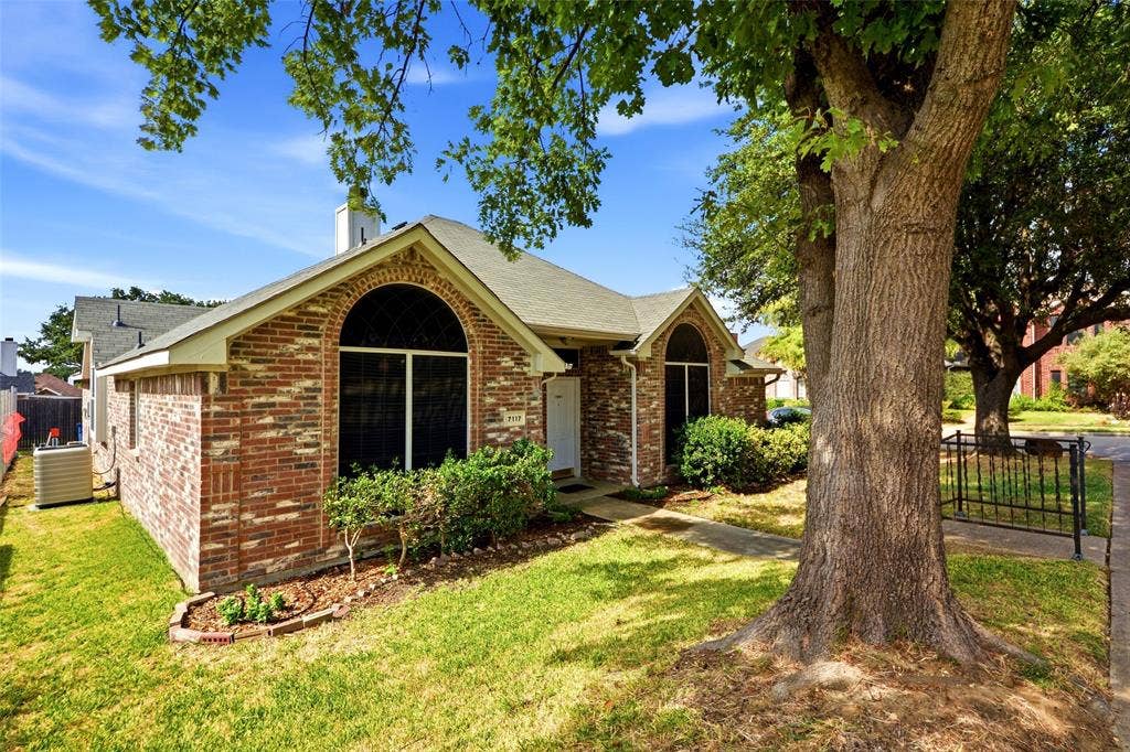 7117 Charleston Drive, Rowlett, TX 75089 7117 Charleston Drive, Rowlett, TX 75089