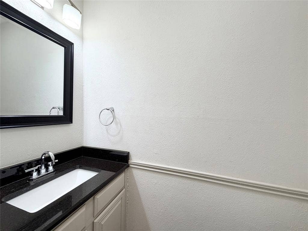 3635 Garden Brook Drive, #2400, Farmers Branch, TX 75234 Half Bath