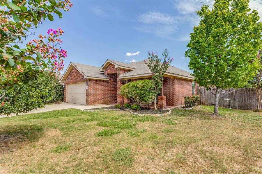 Property photo for 417 Brookhollow Lane, Saginaw, TX