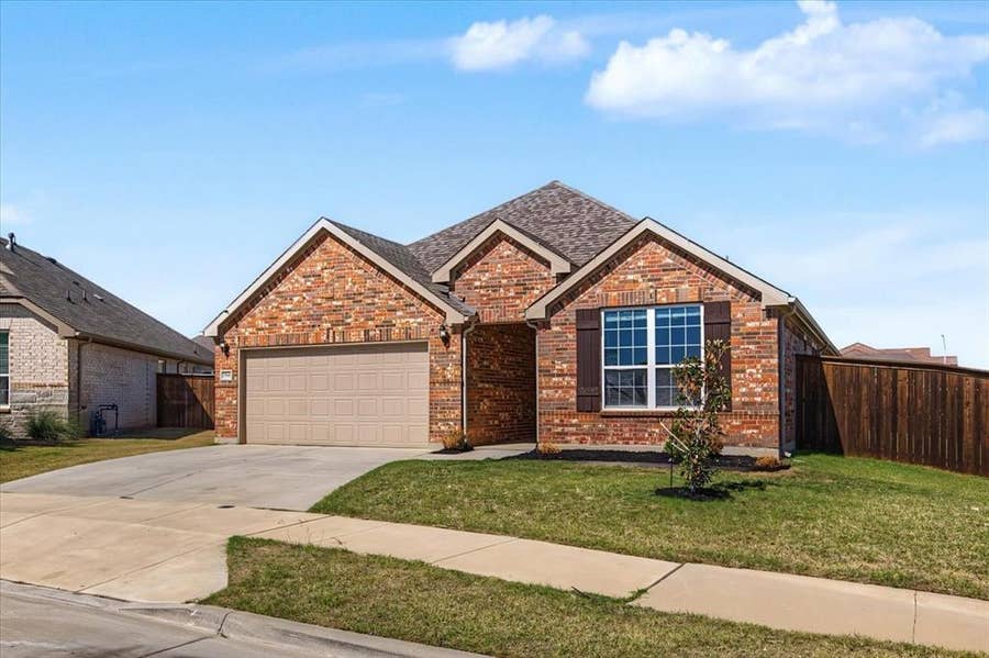 Property photo for 5949 Silverhollow Drive, Fort Worth, TX
