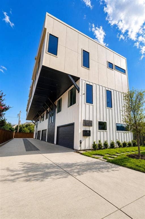 Property photo for 1311 Madrigall Parkway, Dallas, TX