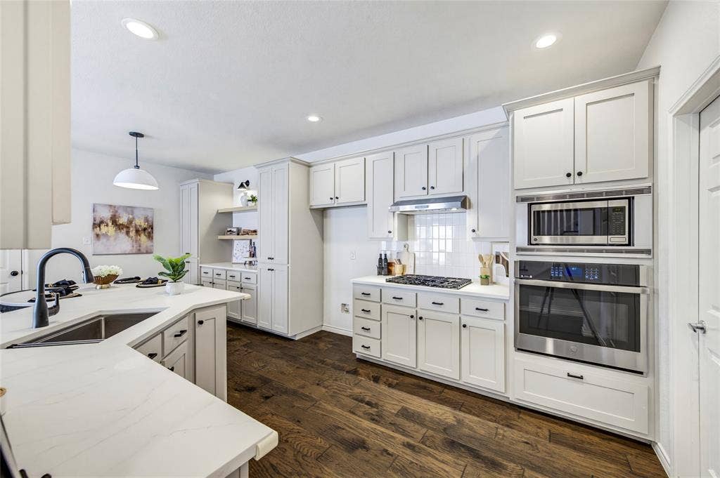 10138 Planters Row Drive, Frisco, TX 75033 Stainless appliances, a 4-burner gas cooktop, and generous counter and cabinet space make this a kitchen that works as well as it looks.