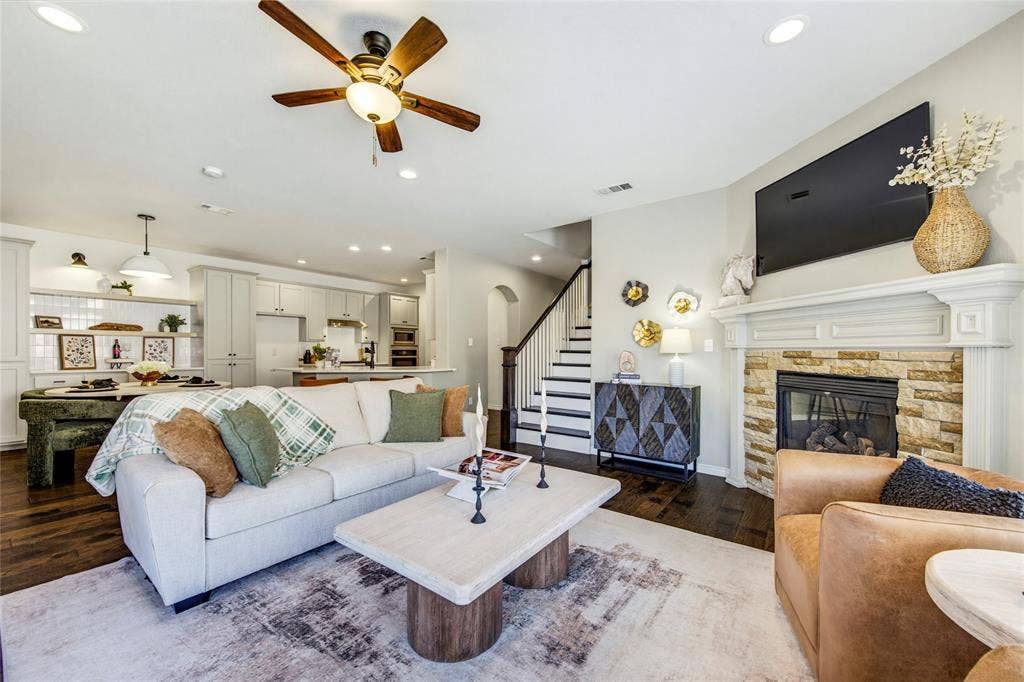10138 Planters Row Drive, Frisco, TX 75033 Open to the kitchen and breakfast area, this bright living space keeps the cook in the conversation and the game in view.
