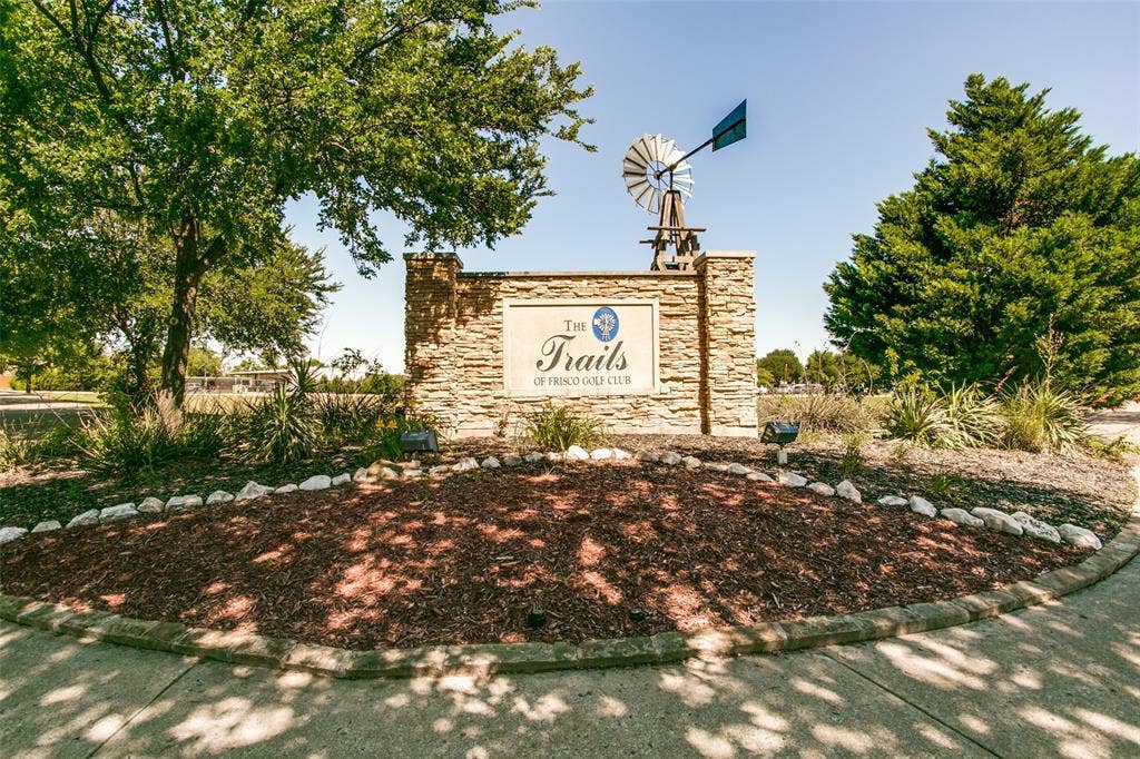 10138 Planters Row Drive, Frisco, TX 75033 The Trails of West Frisco is an established golf course community with parks and hike-and-bike trails leading to Lake Lewisville. Zoned to exceptional Frisco ISD schools.