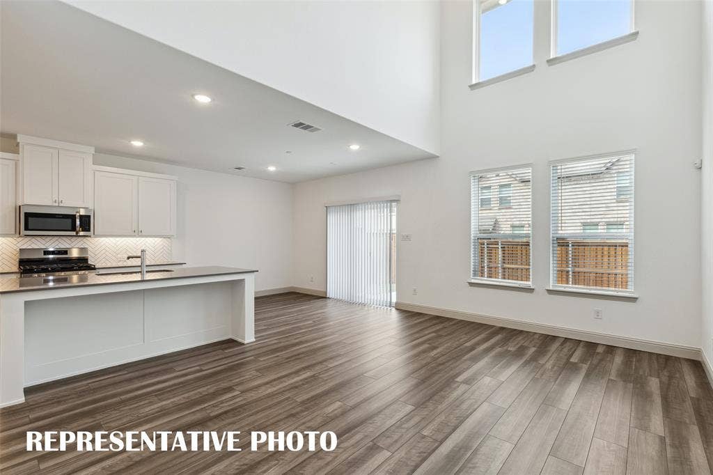 3723 Pierce Lane, Grand Prairie, TX 75052 Our beautiful Baycliff plan features a wall of windows that flood the open concept main floor with natural light. REPRESENTATIVE PHOTO