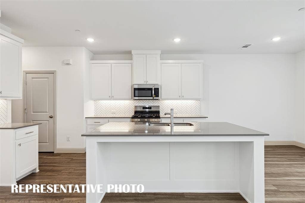 3723 Pierce Lane, Grand Prairie, TX 75052 The spacious island is the hub of your new kitchen and the perfect place for friends and family to gather round! REPRESENTATIVE PHOTO