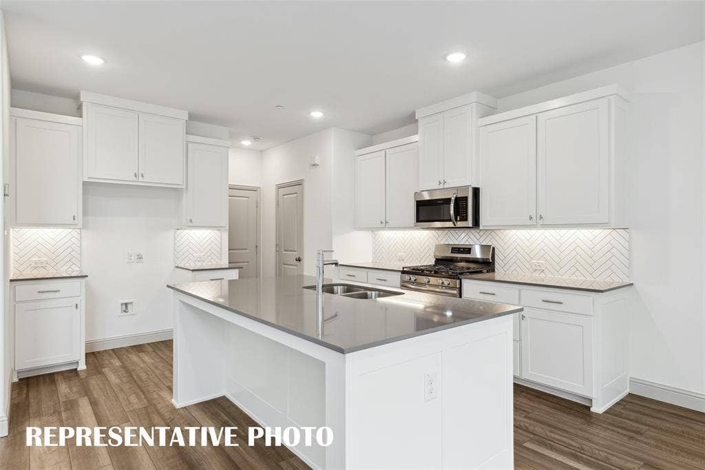 3723 Pierce Lane, Grand Prairie, TX 75052 Space and style combine to create the perfect dream kitchen! REPRESENTATIVE PHOTO