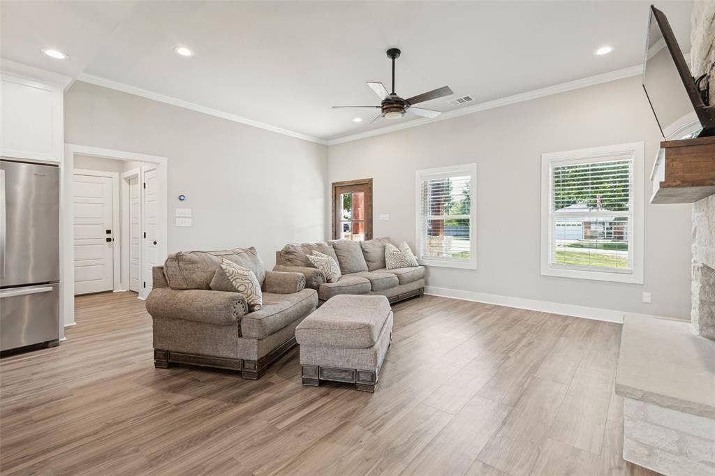108 Rye Place, Gun Barrel City, TX 75156 Vaulted ceiling with recessed lighting and ceiling fan