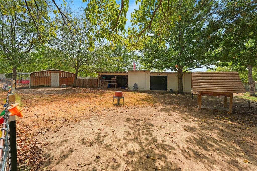 102 Old Pecan, Ennis, TX 75119 Chicken Coop and Extra Storage