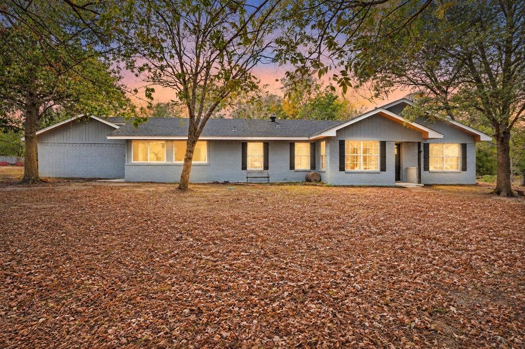 102 Old Pecan, Ennis, TX 75119 102 Old Pecan, Ennis, TX 75119