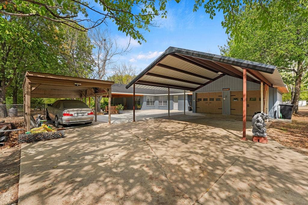 102 Old Pecan, Ennis, TX 75119 3 total Carports