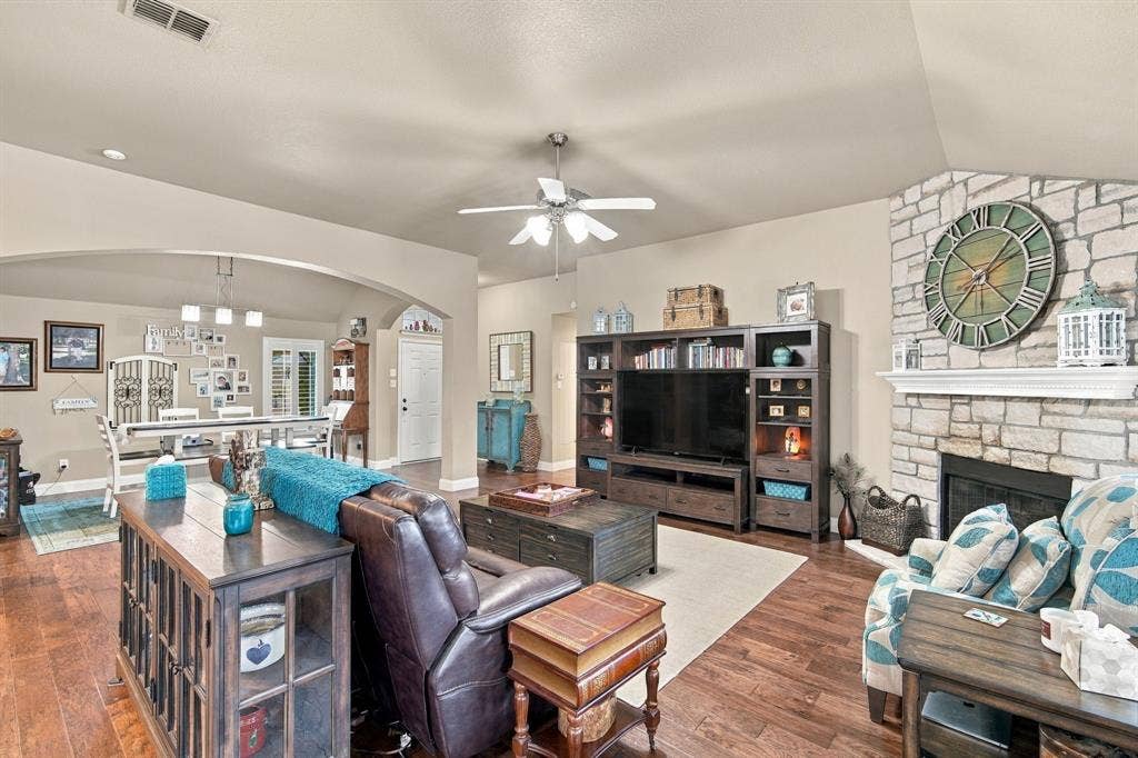 501 Branchwood Drive, Midlothian, TX 76065 501 Branchwood Drive, Midlothian, TX 76065