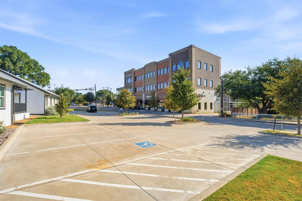 7274 Elm Street, Frisco, TX 75034 stand alone 18 spot parking lot