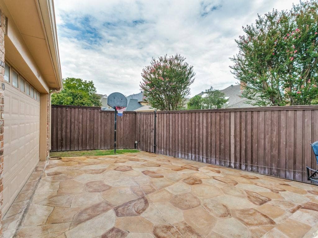 3309 Wolfe Court, Plano, TX 75025 Expansive patio featuring flagstone paving