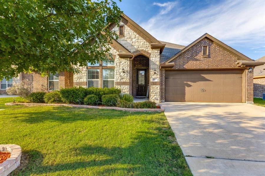 Property photo for 210 Ovaletta Drive, Justin, TX