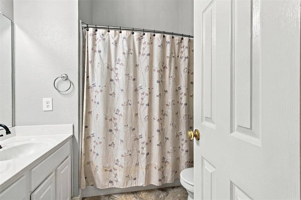 8414 Romanway Drive, Dallas, TX 75249 2nd full bath