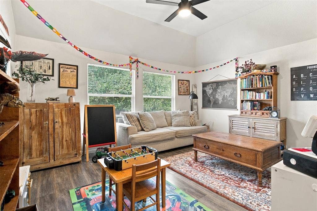 8414 Romanway Drive, Dallas, TX 75249 Upstairs Flex space
