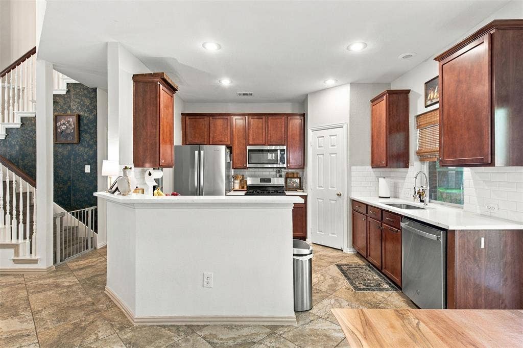 8414 Romanway Drive, Dallas, TX 75249 Appliances included