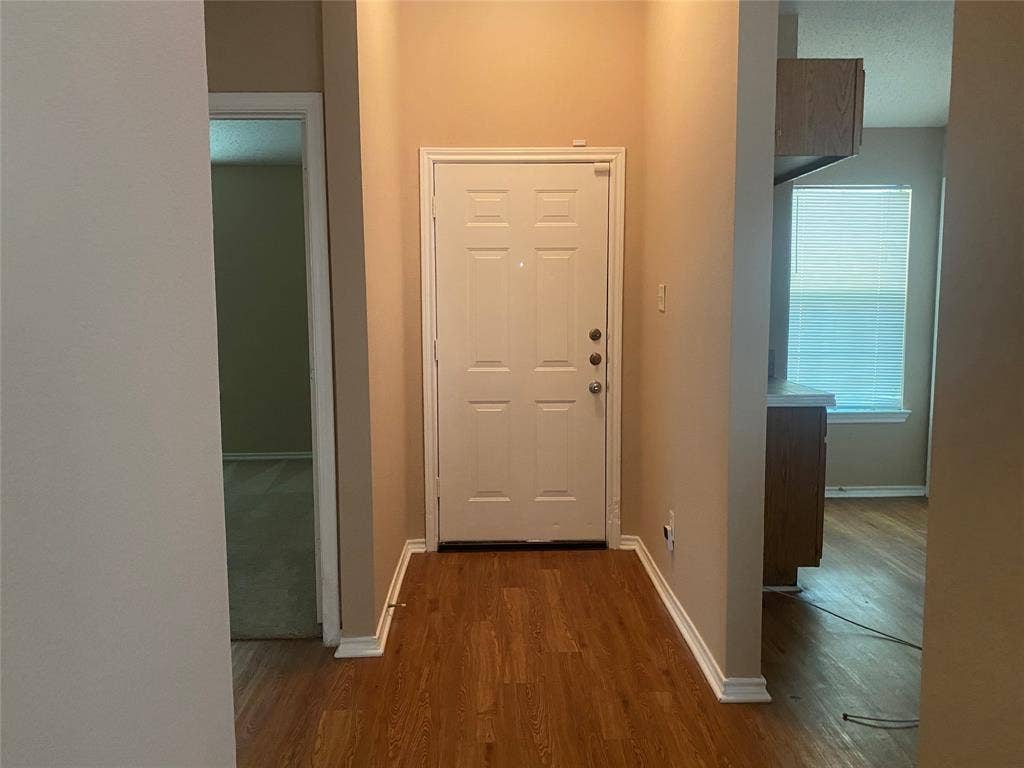 1307 Hortense Avenue, Dallas, TX 75216 foyer