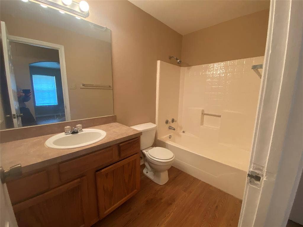 1307 Hortense Avenue, Dallas, TX 75216 primary bath