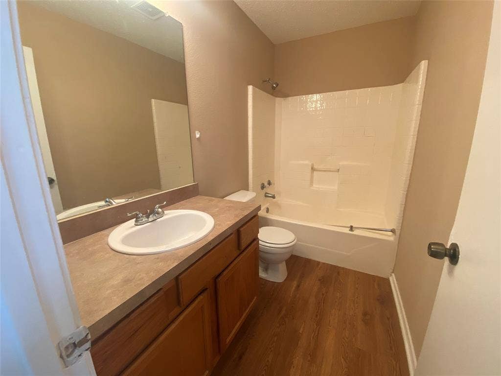 1307 Hortense Avenue, Dallas, TX 75216 hall bath