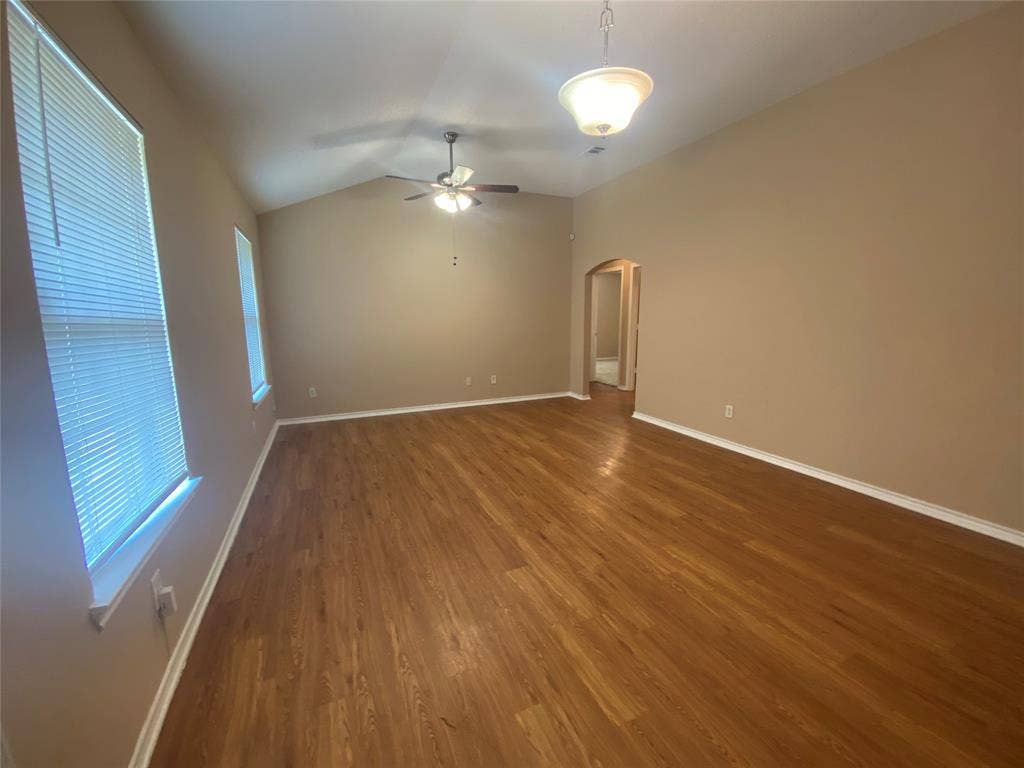 1307 Hortense Avenue, Dallas, TX 75216 liv rm