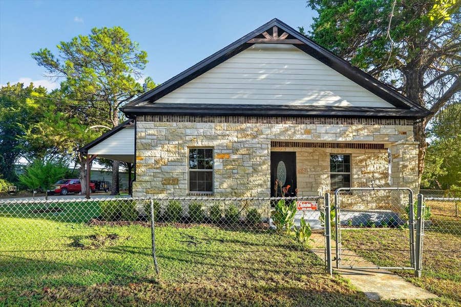 Property photo for 617 E Chambers Street, Cleburne, TX