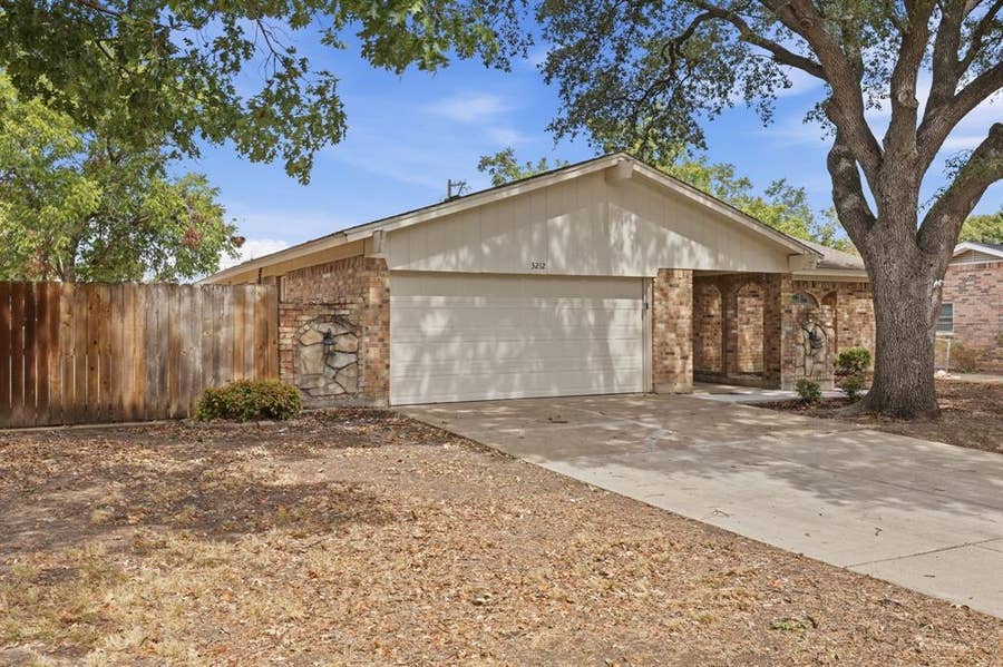 Property photo for 3212 Glenmont Drive, Fort Worth, TX