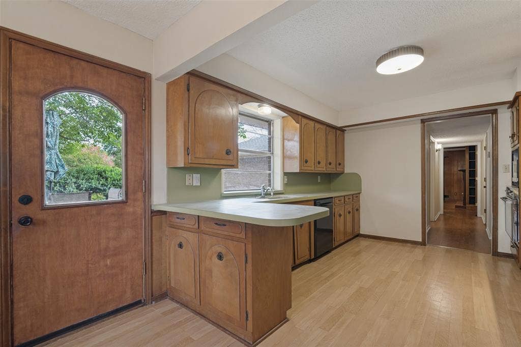1605 Clear Point Drive, Garland, TX 75041 1605 Clear Point Drive, Garland, TX 75041