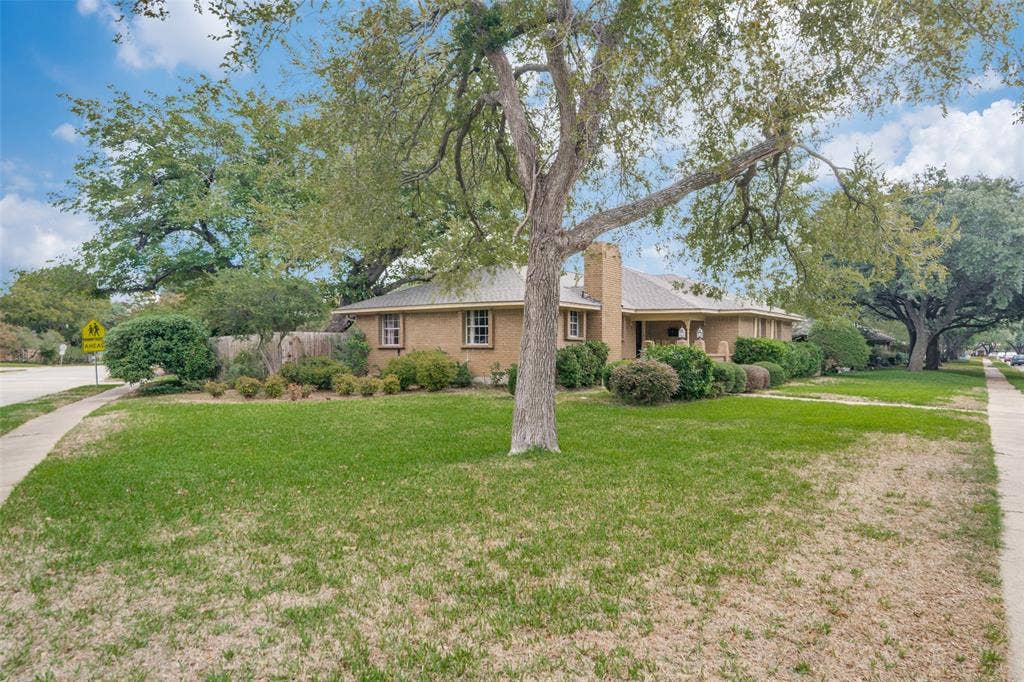 1605 Clear Point Drive, Garland, TX 75041 1605 Clear Point Drive, Garland, TX 75041