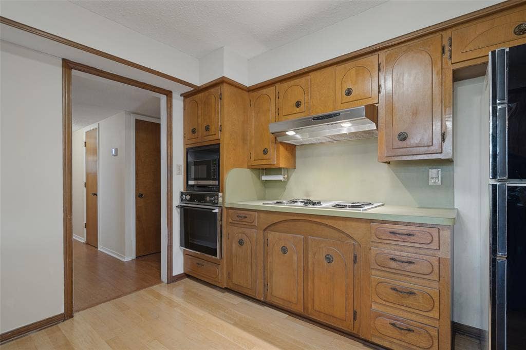 1605 Clear Point Drive, Garland, TX 75041 1605 Clear Point Drive, Garland, TX 75041