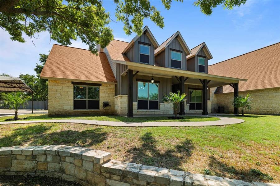 Property photo for 402 N Parkway Drive, Alvarado, TX