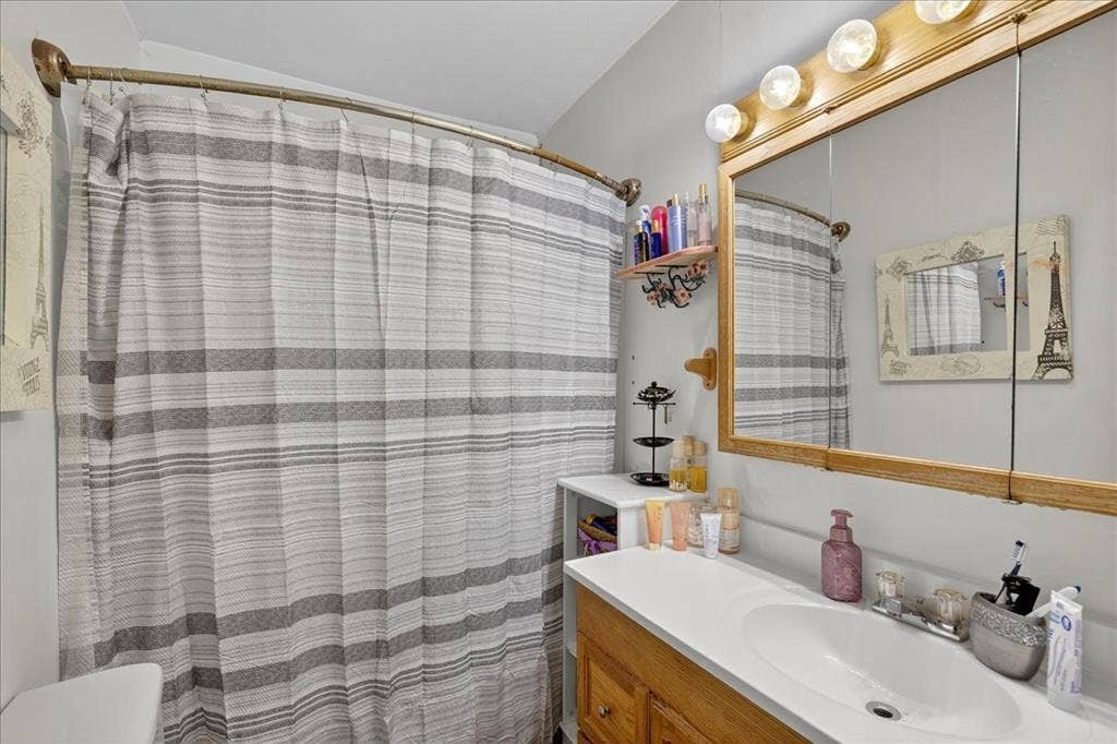 20019 Patricia Drive, Kemp, TX 75143 Bathroom for secondary bedrooms