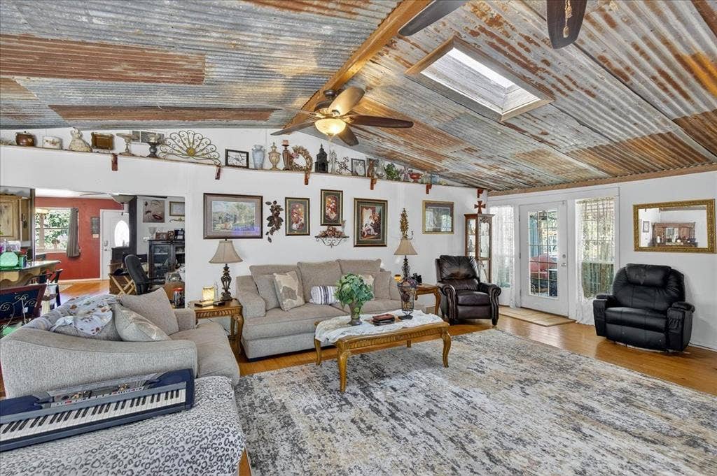 20019 Patricia Drive, Kemp, TX 75143 Spacious living area