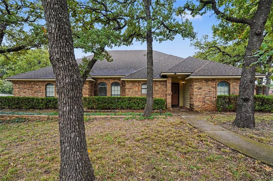 Property photo for 1015 Greenbriar Drive, Joshua, TX