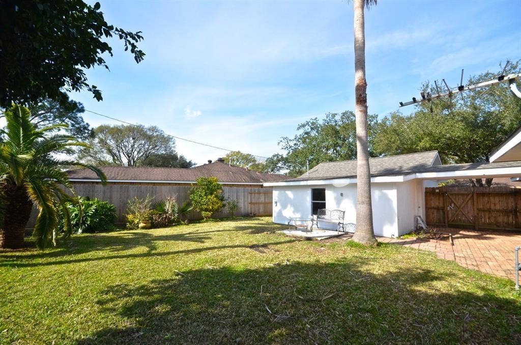5951 Lattimer Drive, Houston, TX 77035 5951 Lattimer Drive, Houston, TX 77035