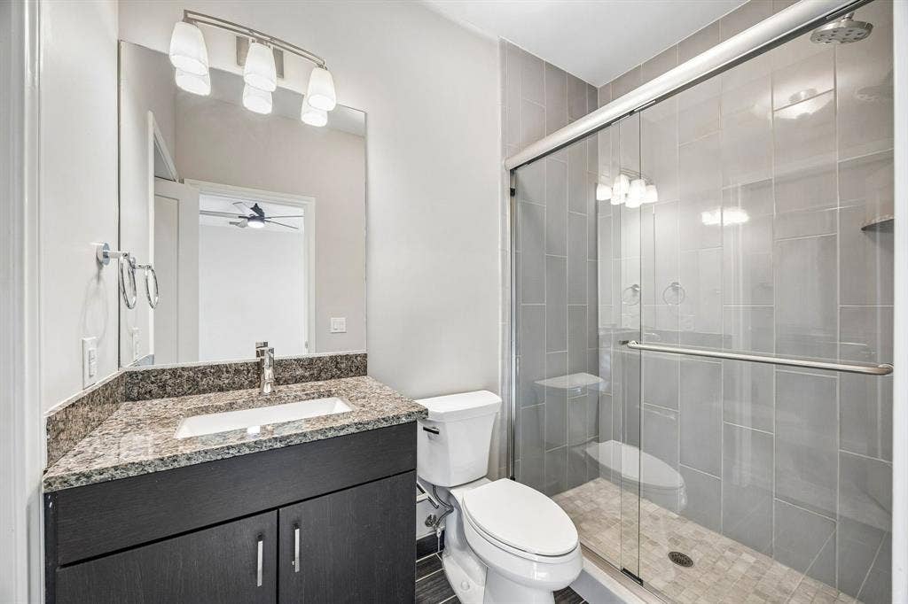 1801 Annex Avenue, #402, Dallas, TX 75204 Ensuite bathroom off third bedroom