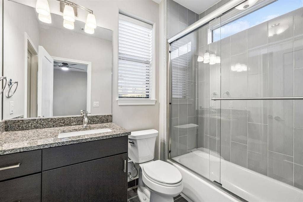 1801 Annex Avenue, #402, Dallas, TX 75204 Ensuite bathroom off second bedroom
