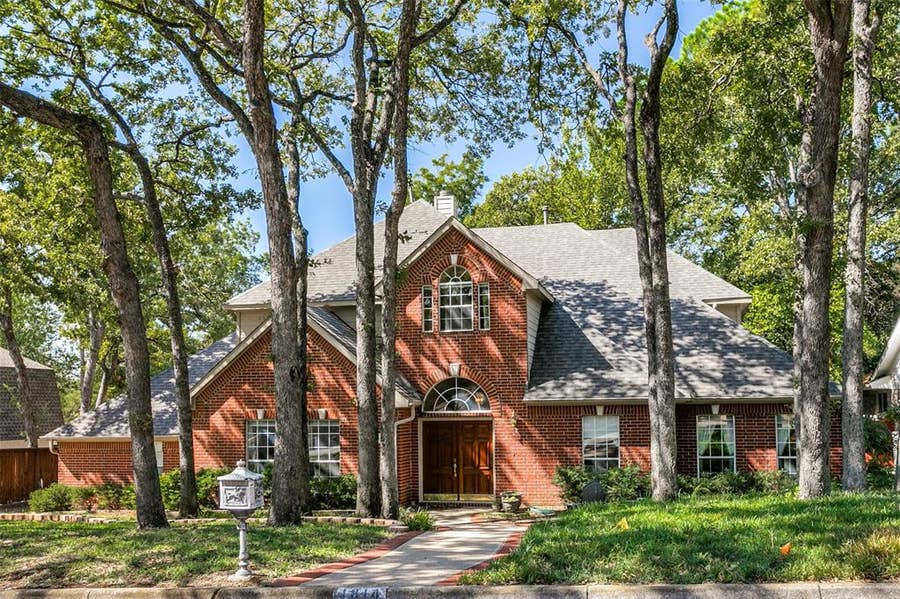 Property photo for 1814 Woodridge Drive, Arlington, TX