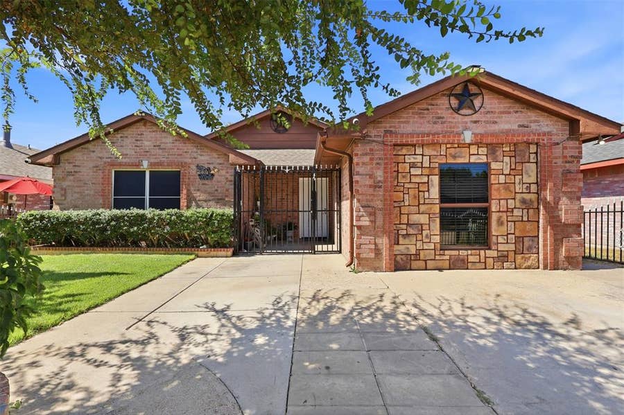 Property photo for 4704 Lizzy Drive, Dallas, TX