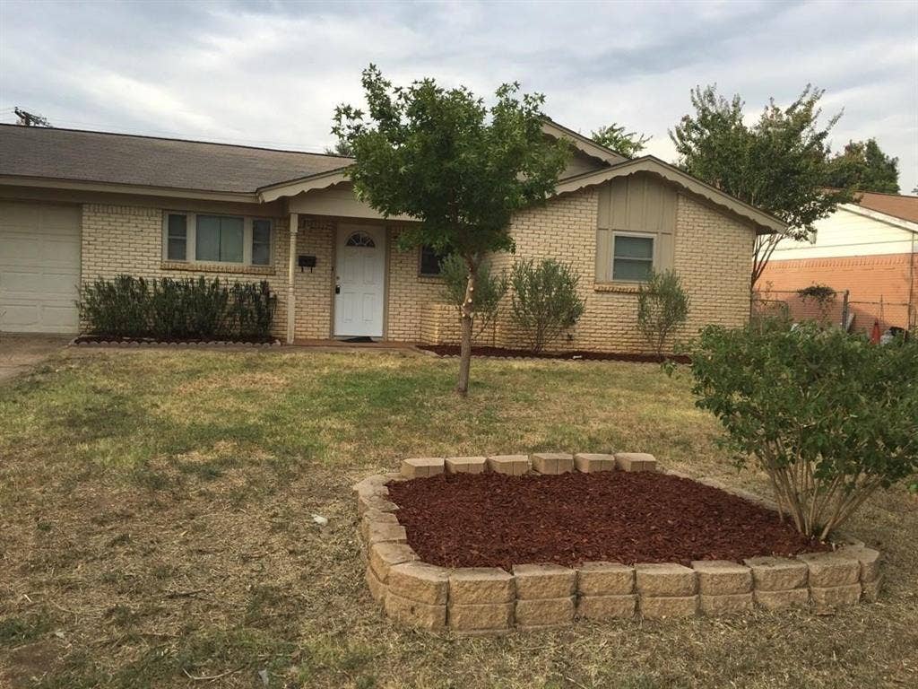 702 Jones Street, Euless, TX 76040 702 Jones Street, Euless, TX 76040